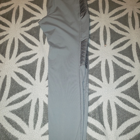 Old navy Activewear leggings, size medium, grey - Picture 2 of 3